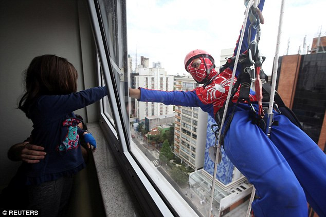 cac sieu anh hung mua vui cho benh nhi o brazil
