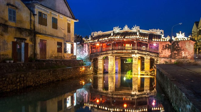 Chùa Cầu (Hội An, Việt Nam): Một cây cầu nhỏ nhưng để lại ấn tượng mạnh với nhiều du khách. Chùa Cầu được xây dựng vào thế kỷ 16, hiện vẫn còn tương đối nguyên vẹn. Thân cầu được thiết kế mái che mưa, một bên đầu cầu có ngôi chùa nhỏ. Ảnh: Asiatrips. 13 cay cau dep nhu co tich dang chiem nguong khap the gioi