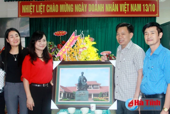 lanh dao tinh chuc mung doanh nghiep doanh nhan