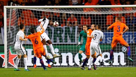 pogba ve sieu pham phap vuot ha lan len ngoi dau bang a