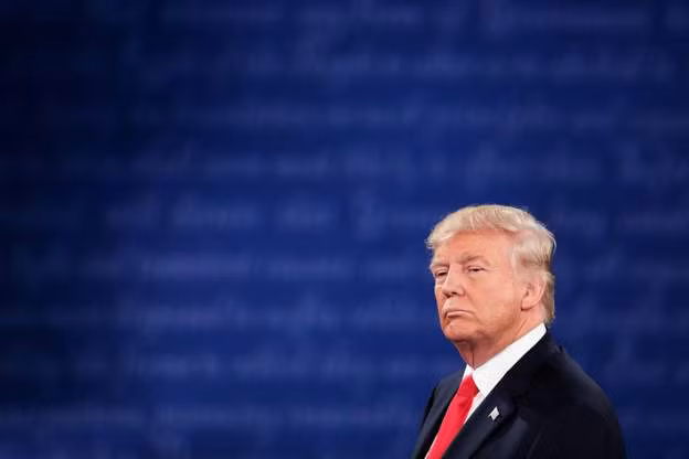 donald trump khuyen ba hillary clinton nen ngoi tu