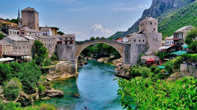Stari Most (Bosnia & Herzegovina): Còn gọi là cầu Cũ, đây là một trong những điểm tham quan phổ biến nhất tại Bosnia & Herzegovina. Được xây dựng vào thế kỷ 16, cây cầu này không chỉ đẹp mà còn có bề dày lịch sử lâu đời. Ảnh: Vivaboo. 13 cay cau dep nhu co tich dang chiem nguong khap the gioi