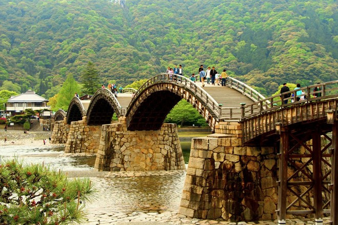 Cầu Kintai (Iwakuni, Nhật Bản): Cây cầu Kintai là một công trình có thiết kế độc đáo, với thân cầu cong uốn lượn bằng gỗ. Kintai nằm ở dưới chân núi Yokohama, một trong những thắng cảnh đẹp ở xứ sở mặt trời mọc. Ảnh: Japantimes. 13 cay cau dep nhu co tich dang chiem nguong khap the gioi