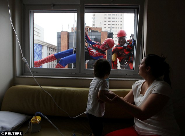 cac sieu anh hung mua vui cho benh nhi o brazil