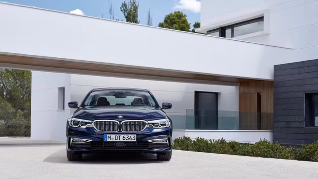 mercedes benz e class 2017 goi bmw 5 series the he moi tra loi