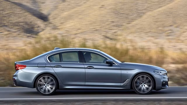 mercedes benz e class 2017 goi bmw 5 series the he moi tra loi