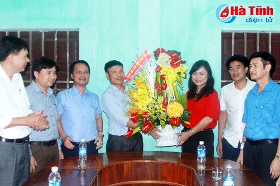 lanh dao tinh chuc mung doanh nghiep doanh nhan