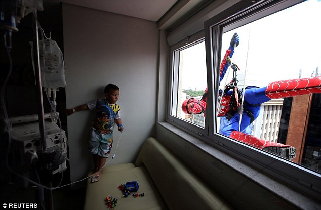 cac sieu anh hung mua vui cho benh nhi o brazil