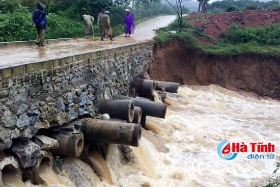 mua lon gay ngap lut chia cat mot so dia ban o ky anh