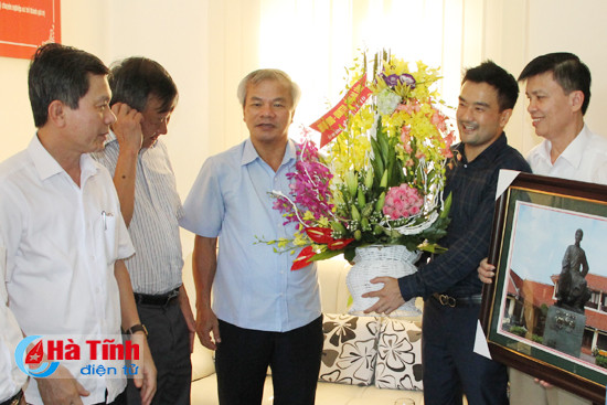 pho bi thu thuong truc tinh uy chuc mung doanh nghiep doanh nhan