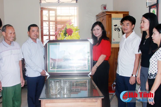 lanh dao tinh chuc mung doanh nghiep doanh nhan