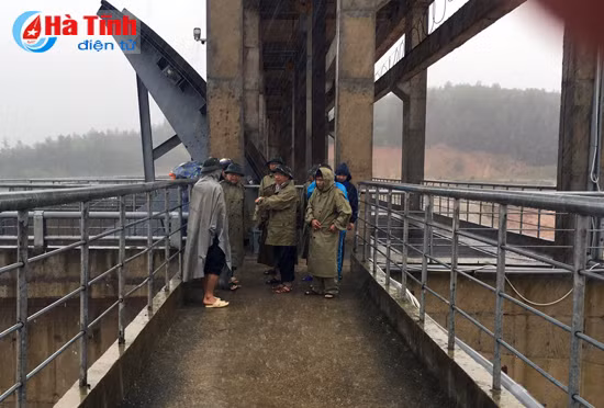 lanh dao tinh kiem tra chi dao ung pho voi mua lu va tham hoi trao qua cuu tro cho nguoi dan