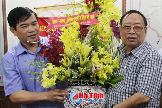 lanh dao tinh chuc mung doanh nghiep doanh nhan