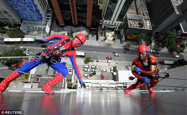 cac sieu anh hung mua vui cho benh nhi o brazil