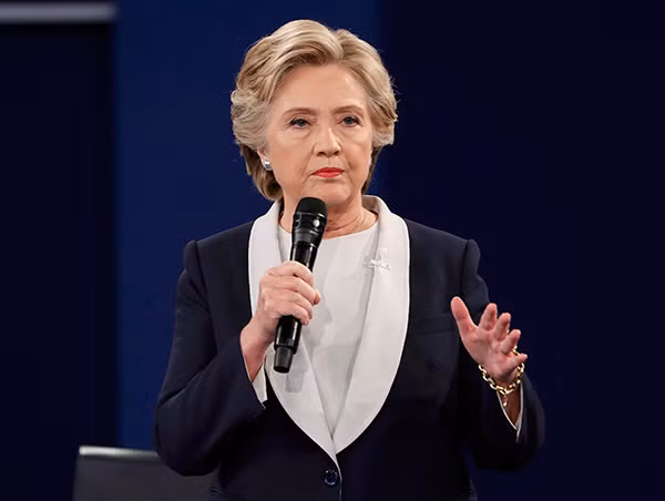 donald trump khuyen ba hillary clinton nen ngoi tu