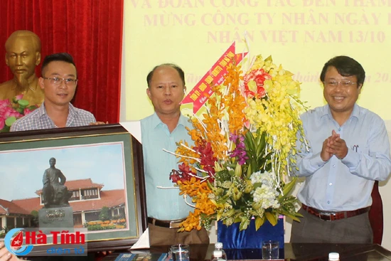 lanh dao tinh chuc mung doanh nghiep doanh nhan