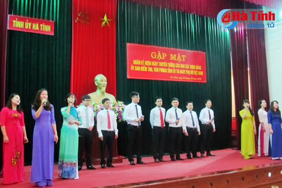 tinh uy ha tinh gap mat nhan ngay truyen thong cac ban dang