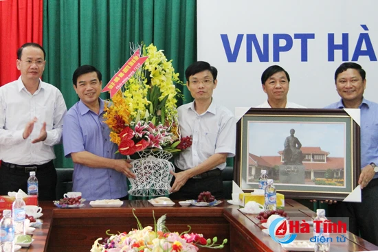 lanh dao tinh chuc mung doanh nghiep doanh nhan