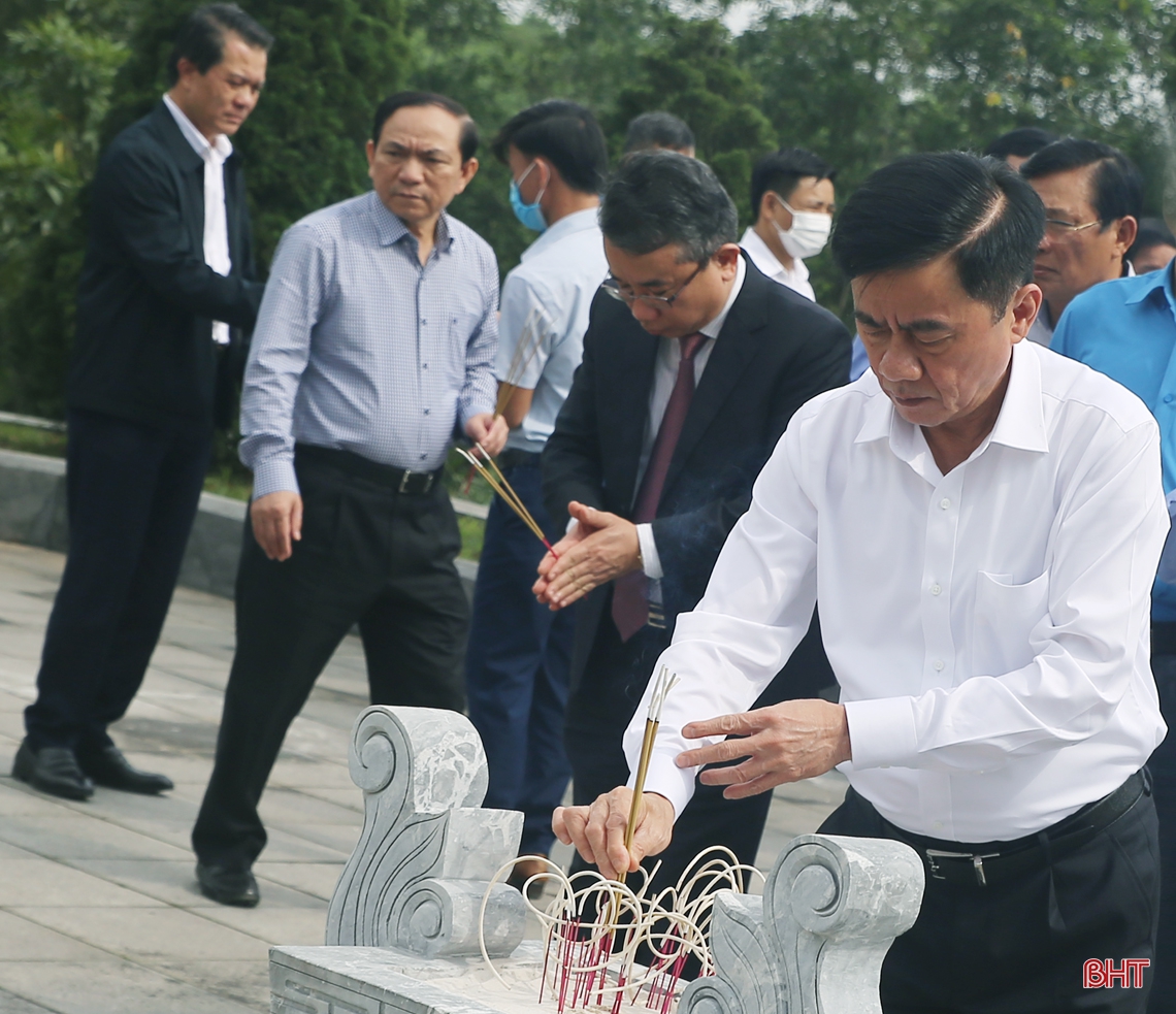 Chủ nhiệm Ủy ban Kiểm tra Trung ương dâng hương tưởng niệm cố Tổng Bí thư Hà Huy Tập