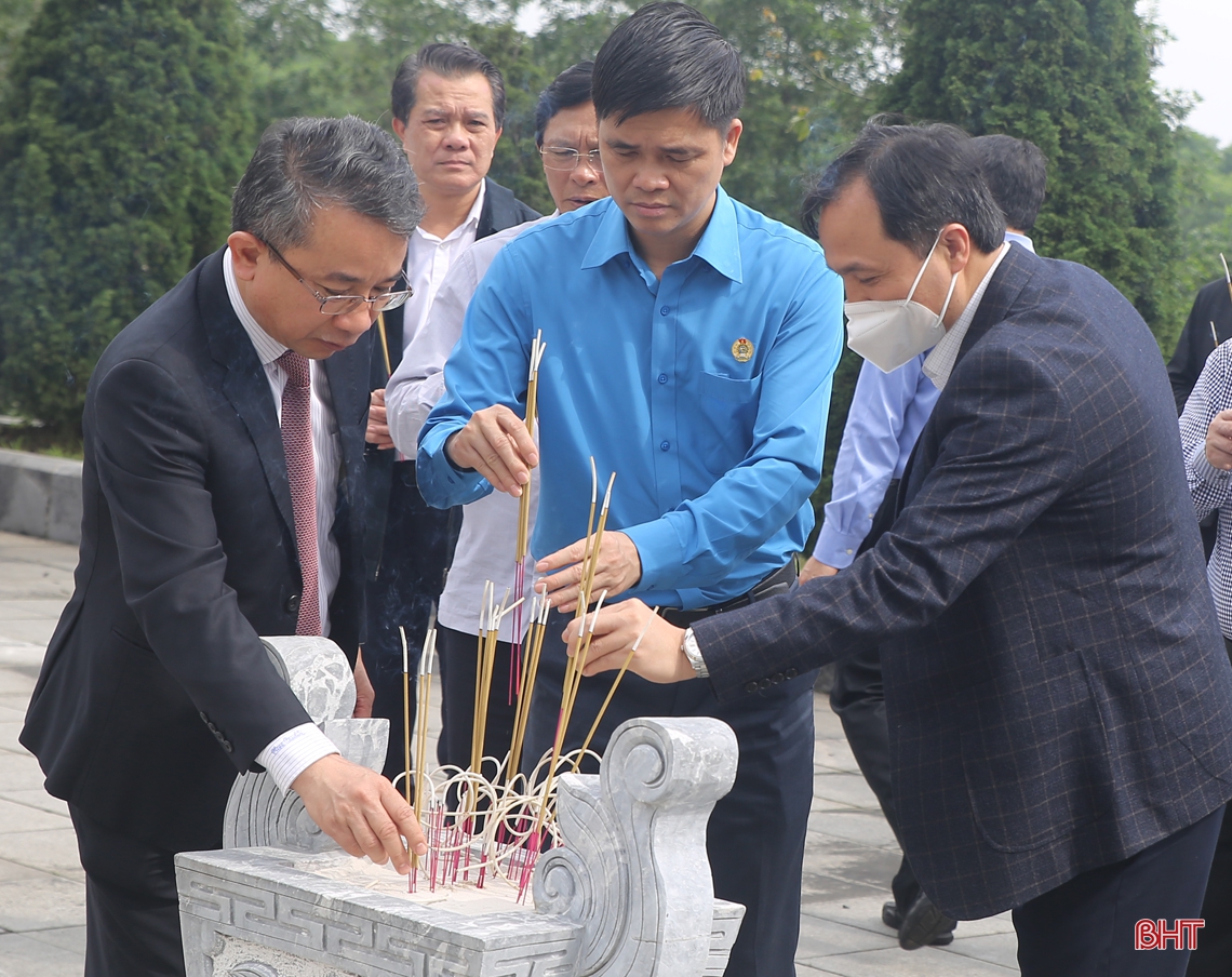 Chủ nhiệm Ủy ban Kiểm tra Trung ương dâng hương tưởng niệm cố Tổng Bí thư Hà Huy Tập