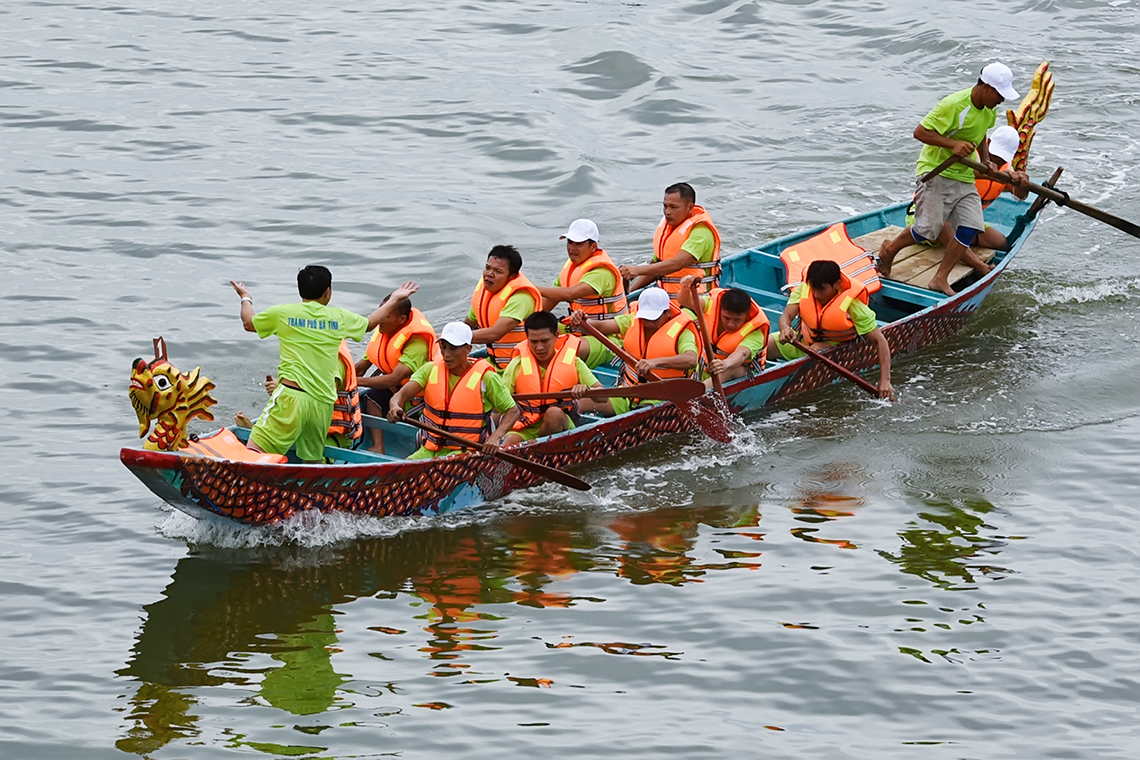 Hơn 100 tay chèo tranh tài đua thuyền trên sông Cửa Sót