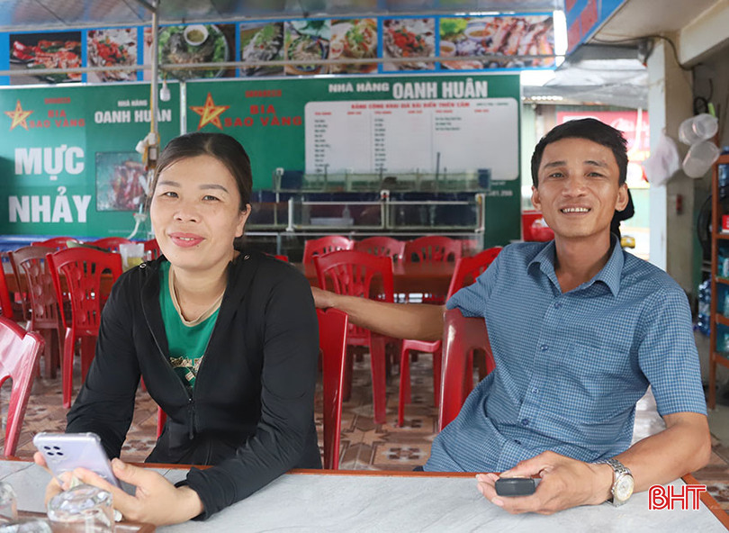 Vợ chồng chị Nguyễn Thị Oanh phấn khởi khi nhà hàng được nhiều thực khách ghé thăm. Ảnh 05.jpg