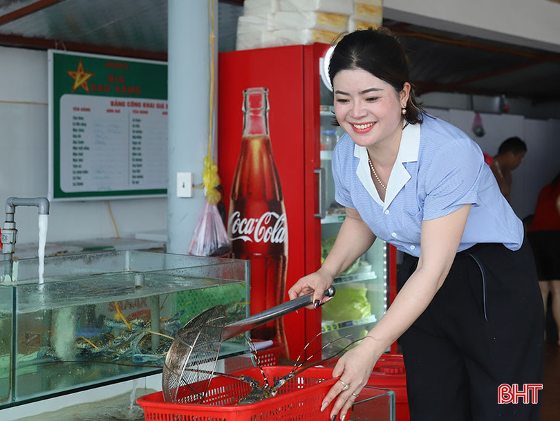 Chị Nguyễn Thị Yến phấn khởi chia sẻ về hoạt động kinh doanh sau 1 tháng khai trương du lịch biển. Ảnh 01.jpg