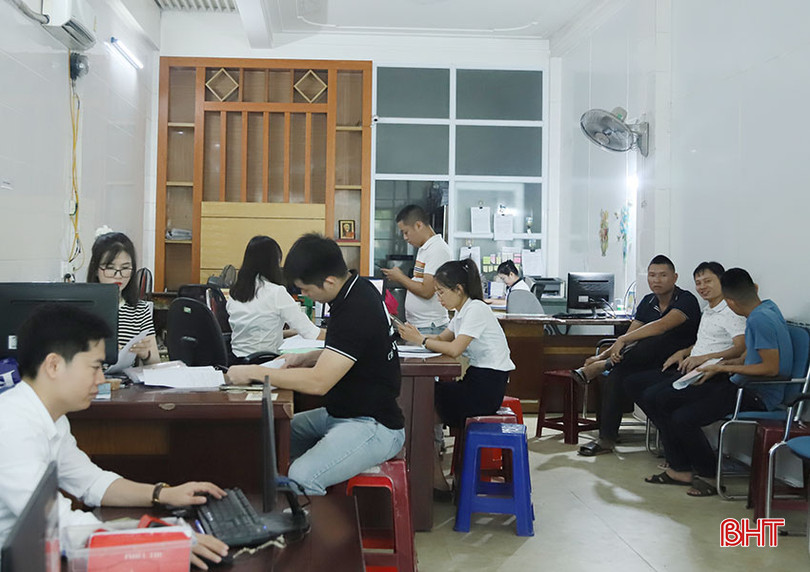 Khách hàng giao dịch bất động sản tại Văn phòng Công chứng Hồng Lam tấp nập mỗi ngày. Ảnh 3.jpg