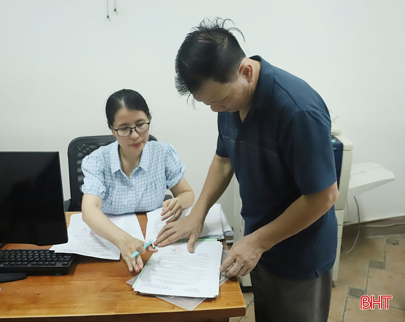 Nhân viên tại Văn phòng Công chứng Nguyễn Hữu Tài hỗ trợ khách hàng hoàn thiện các thủ tục. Ảnh 2.jpg