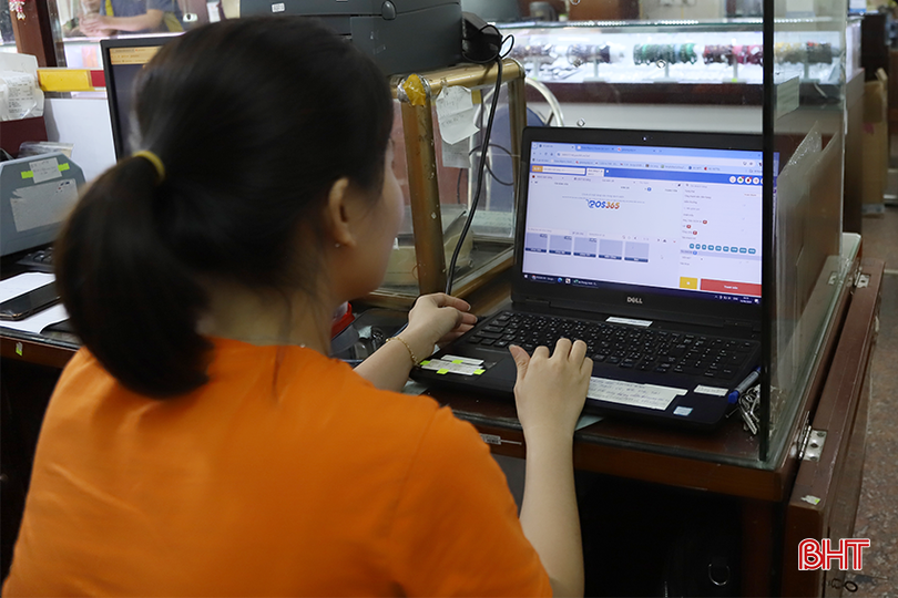 Nhân viên kế toán của Công ty cổ phần Vàng bạc Phương Xuân thực hiện xuất hoá đơn cho khách hàng trên phần mềm điện tử. q1.png