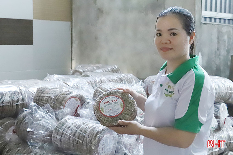 Chị Nguyễn Thị Tài mong muốn duy trì công việc sản xuất bánh đa gia vị truyền thống. A1.jpg