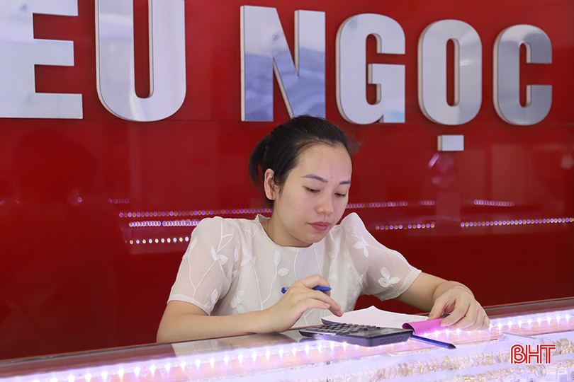 Nhân viên bán hàng tại cửa hàng kinh doanh vàng bạc Kiều Ngọc thu thập thông tin khách hàng trước khi nhập lên hệ thống. Q2.png