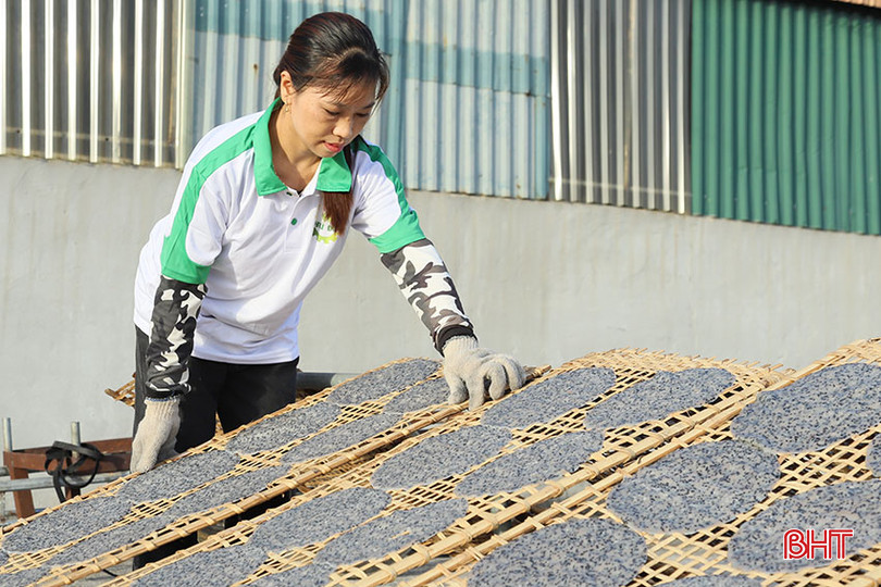 Chị Nguyễn Thị Ánh gắn bó với công việc sản xuất bánh đa truyền thống, có được nguồn thu nhập ổn định. A3.jpg
