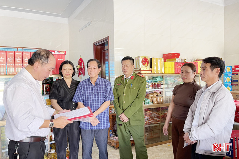 Đoàn kiểm tra liên ngành của Hà Tĩnh làm việc với các cơ sở kinh doanh thực phẩm trong đợt ra quân kiểm tra công tác đảm bảo an toàn thực phẩm dịp lễ hội Xuân 2024. z5137418085026_5126bf981bc762efc4a0a0229873cf35A.jpg