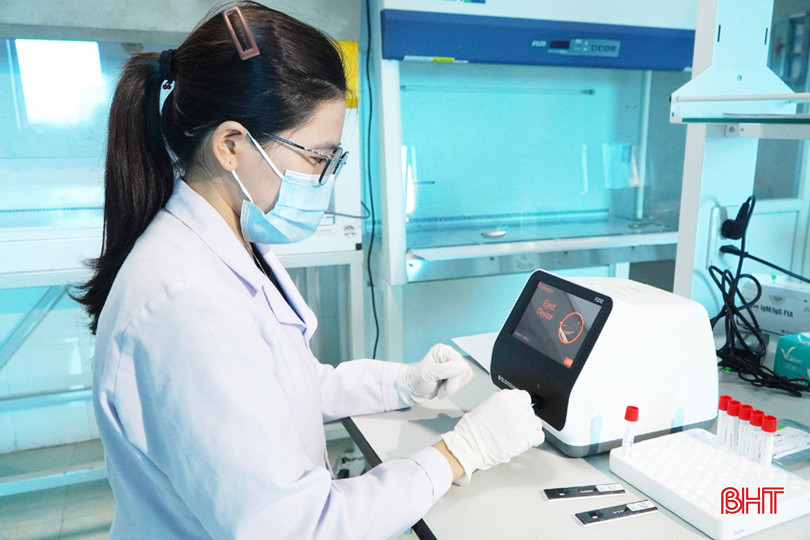 Khi có ca bệnh nghi ngờ mắc SXH, lực lượng y tế nhanh chóng tiến hành xét nghiệm để xác định kết quả, từ đó triển khai phòng, chống dịch kịp thời. sxh 2024 1A.jpg