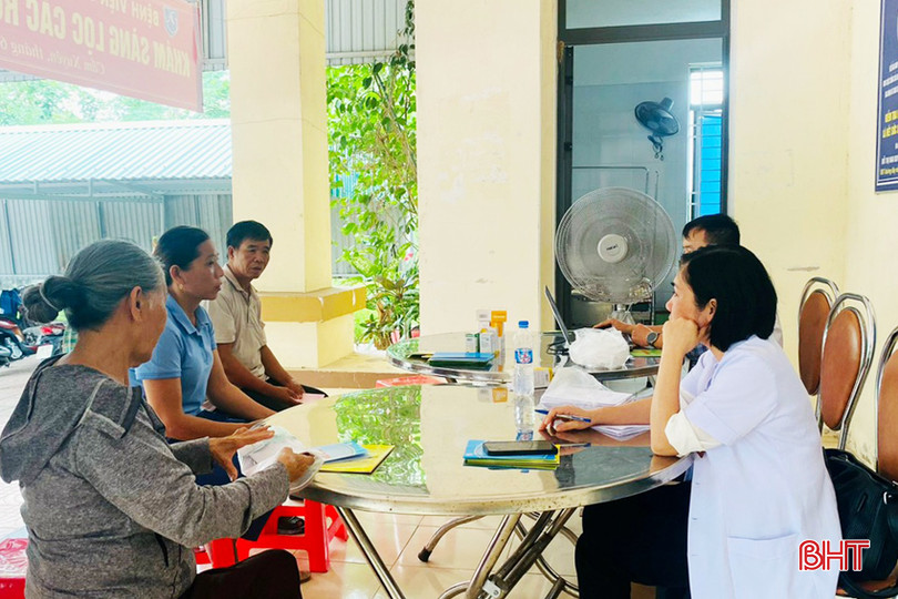Việc khám sàng lọc trong cộng đồng của Bệnh viện Sức khỏe tâm thần Hà Tĩnh đang thu hút nhiều người dân tham gia. tam soat tam than 2A.jpg