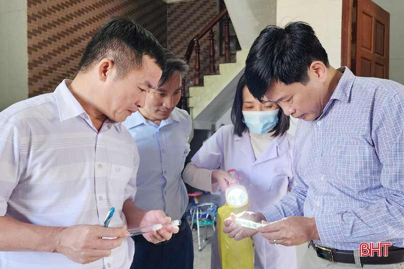 Cán bộ Trung tâm Kiểm soát bệnh tật tỉnh tăng cường giám sát mật độ muỗi để đánh giá nguy cơ về bệnh sốt rét. sot ret 1A.jpg