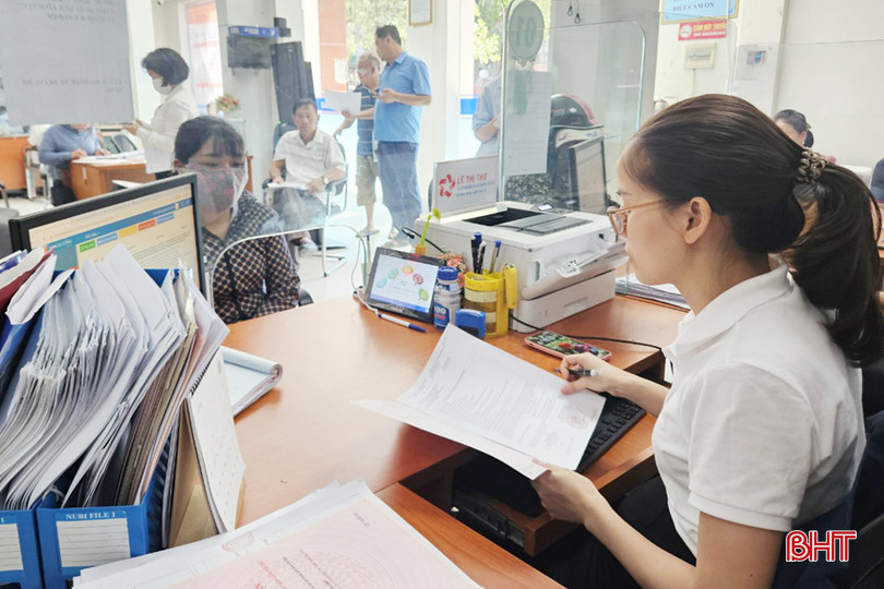 Tại Trung tâm Hành chính công TP Hà Tĩnh, lượng người đến giao dịch trực tiếp đã giảm. DVC2A.jpg