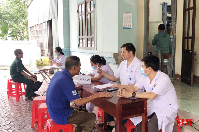 Các bác sỹ Bệnh viện Phổi Hà Tĩnh khám sàng lọc và tư vấn cho người dân. Lao 1A.jpg
