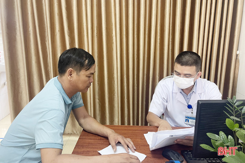 Bác sỹ Nguyễn Bá Trọng tư vấn cho một người nhà bệnh nhân. benh mua he 1A.jpg