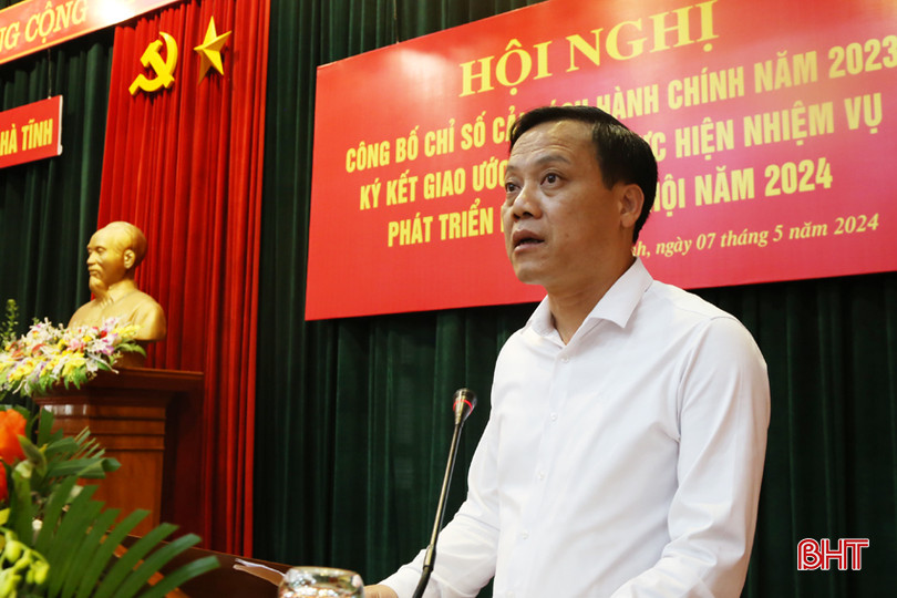 Chủ tịch UBND huyện Thạch Hà Nguyễn Văn Khoa chia sẻ một số kinh nghiệm trong công tác thi đua - khen thưởng và CCHC của huyện. 5A.jpg
