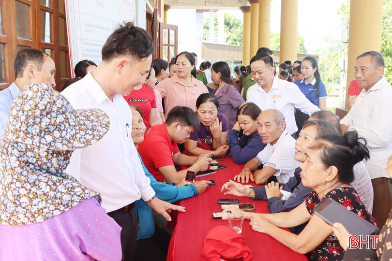 Thời gian qua, các đoàn thể chính trị - xã hội và đơn vị chuyên môn tại các địa phương ở Hà Tĩnh đã vào cuộc quyết liệt, kiên trì để hỗ trợ, hướng dẫn người dân sử dụng dịch vụ công trực tuyến. IMG_6578A.jpg
