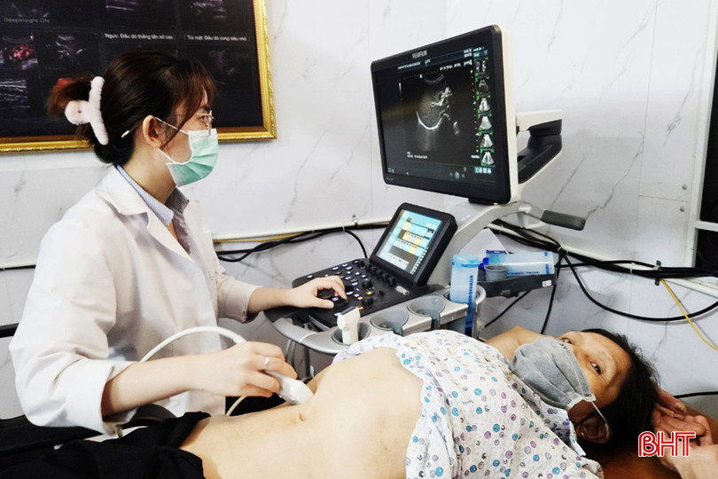 Bác sỹ Vũ Thị Dung siêu âm ổ bụng cho một bệnh nhân tại Trung tâm Y tế huyện Hương Sơn. bs HNAB.jpg