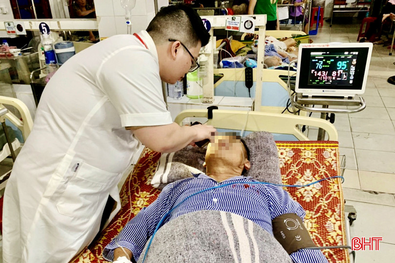 Bác sỹ Lê Xuân Hùng thăm khám cho một bệnh nhân. BS HungAB.jpg