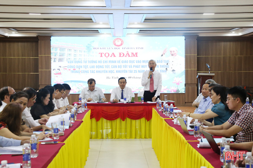 Chủ trì điều hành tọa đàm. 2A.jpg