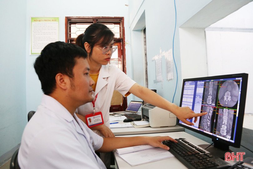 Thạc sỹ, bác sỹ nội trú Đỗ Thị Kim Thùy chia sẻ kinh nghiệm cho các y, bác sỹ tại BVĐK thị xã Kỳ Anh qua từng ca bệnh thực tế. aA.jpg
