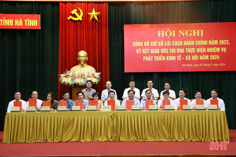 Đại diện các khối ký kết giao ước thi đua năm 2024. 7A.jpg