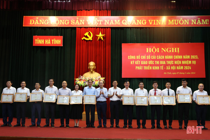 ...trao bằng khen của UBND tỉnh cho 26 tập thể có thành tích xuất sắc trong thực hiện nhiệm vụ chính trị năm 2023 và .... 10A.jpg