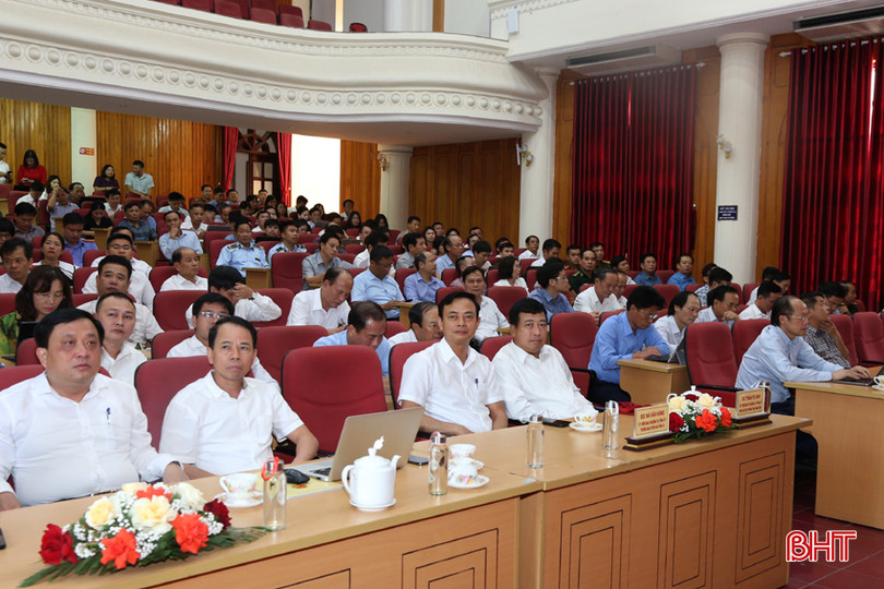 Đại biểu xem phóng sự tổng kết thi đua khen thưởng năm 2023. 1A.jpg