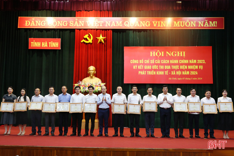 ...trao bằng khen của UBND tỉnh cho 8 tập thể và 6 cá nhân có thành tích xuất sắc trong công tác CCHC năm 2023. 11A.jpg